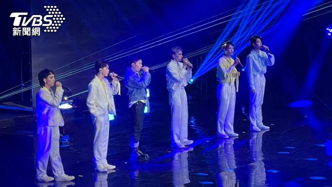 小宇突現身《原子》演唱會給抱抱!點名巴比:想幫你做專輯│TVBS新聞網