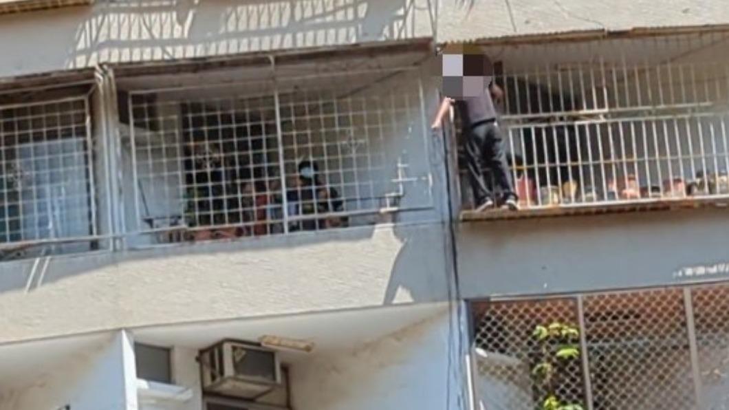 男子攀爬在6樓陽台鐵窗外。（圖／翻攝自網路）