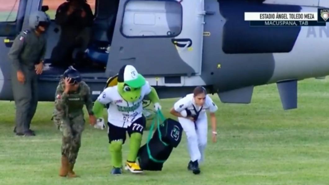 墨西哥塔巴斯科州（Tabasco）一場棒球賽上，吉祥物竟搭乘軍方直升機「降肉」。（圖／翻攝自紐約郵報）