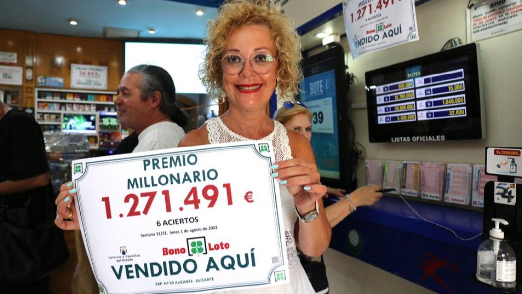 西班牙婦人梅賽德斯（Mercedes）過去長期在街邊乞討，近日竟用乞討來的錢贏得樂透頭獎。（圖／翻攝自西班牙國家報）