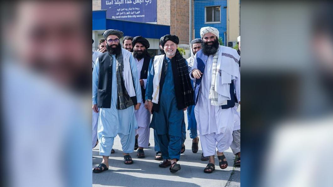 曾被監禁三年、卻重返阿富汗並力挺塔利班的澳洲學者提姆(中)抵達喀布爾機場。（圖/翻攝自哈卡尼推特）