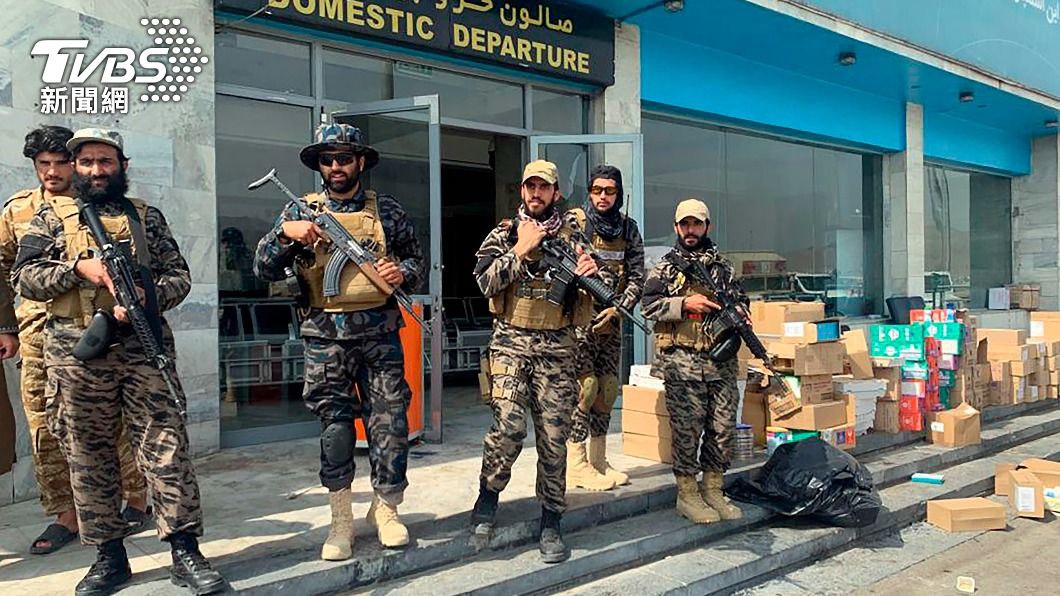 美軍離開後，塔利班武裝部隊接管機場。（圖／達志影像美聯社）