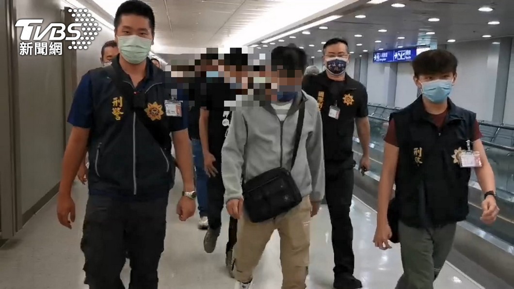 刑事局昨在桃園機場協助接回赴柬埔寨工作的9名台灣人。（圖／TVBS）