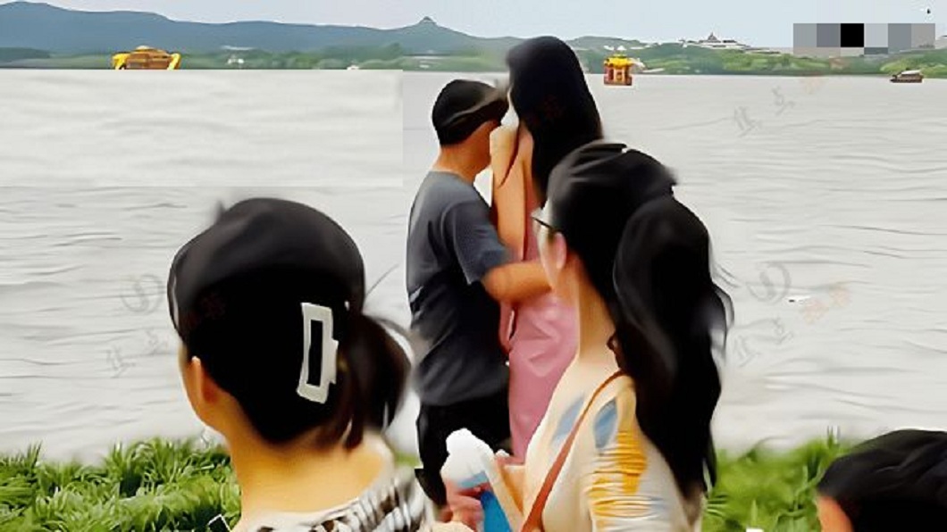 杭州西湖風景區出現一對女高男矮的情侶在現場放閃。（圖／翻攝自搜狐新聞）