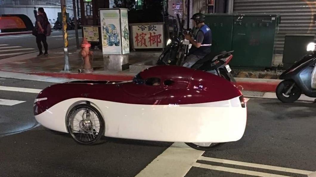 有一台超奇葩的「改裝車」出沒在劍潭捷運站附近，（圖／翻攝自記者爆料網臉書）
