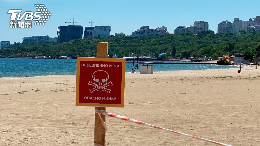 為防止俄軍接近海岸，烏克蘭在敖德薩沿海設置大量水雷和武器，並豎立警告標誌不讓民眾下水。（圖/達志影像美聯社）