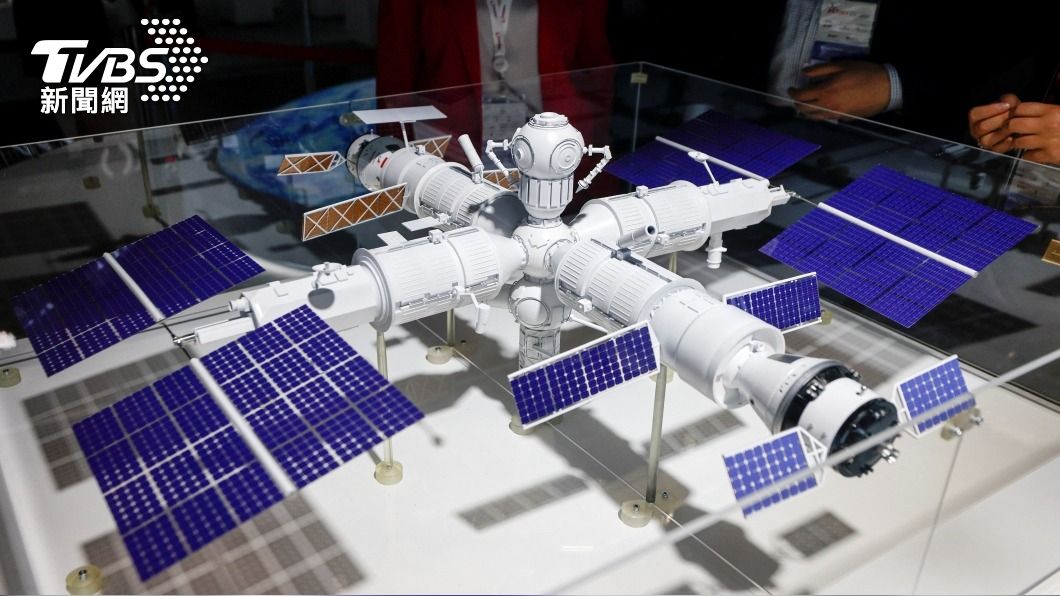 俄羅斯聯邦太空總署首度亮相新太空站的實體模型。(圖 / 路透社)