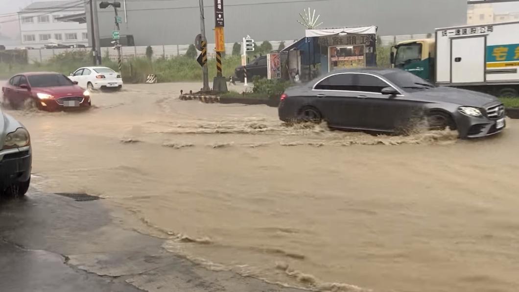 高雄仁武區路段嚴重淹水。（圖／翻攝自爆廢公社公開版）