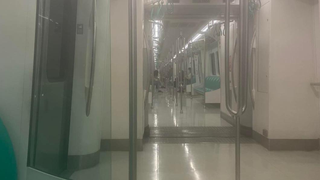 有網友PO出疑似高捷列車冒煙的照片，引起不小風波。（圖／翻攝自爆廢公社臉書）
