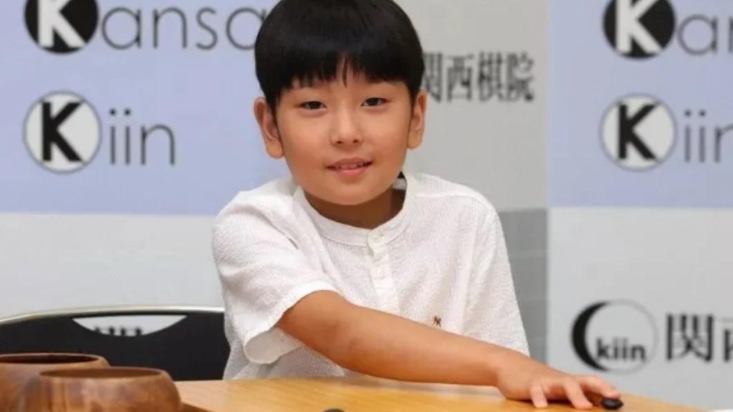 9歲圍棋天才藤田怜央下月將晉升「職業棋士」，創日本史上最年輕紀錄。（圖／翻攝自產經新聞）