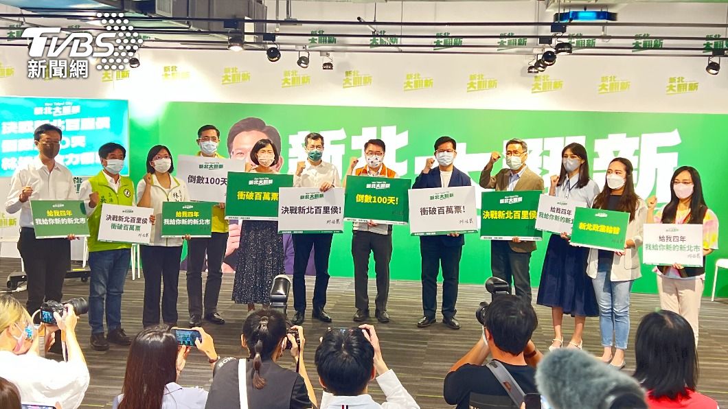 民進黨新北市長參選人林佳龍（右五）舉行倒數100天記者會。（圖／TVBS）
