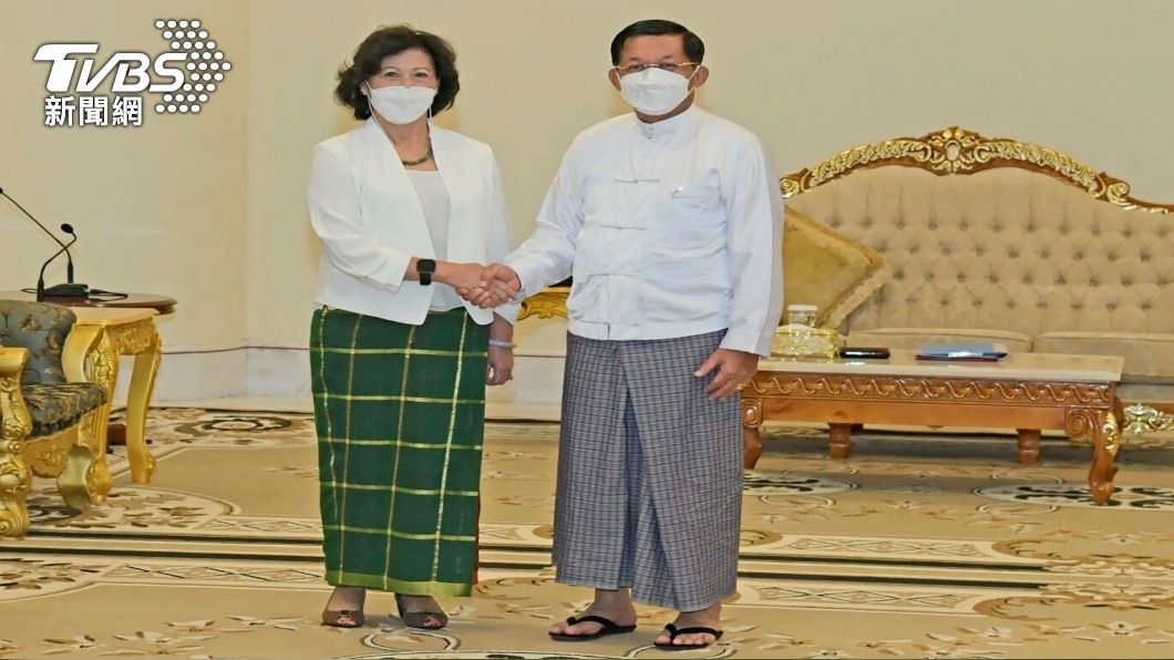 聯合國緬甸事務特使海澤造訪緬甸，17日與緬甸軍事領袖敏昂萊會面。(圖 / AP)