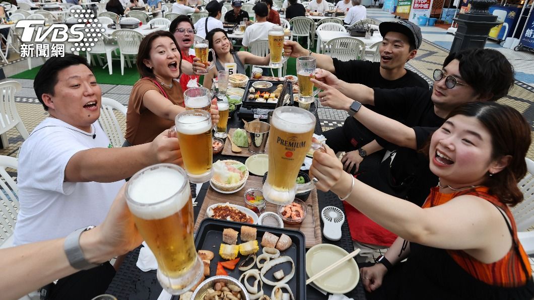 日本救酒稅收入，變相邀請輕人多喝酒。（示意圖／達志影像美聯社）