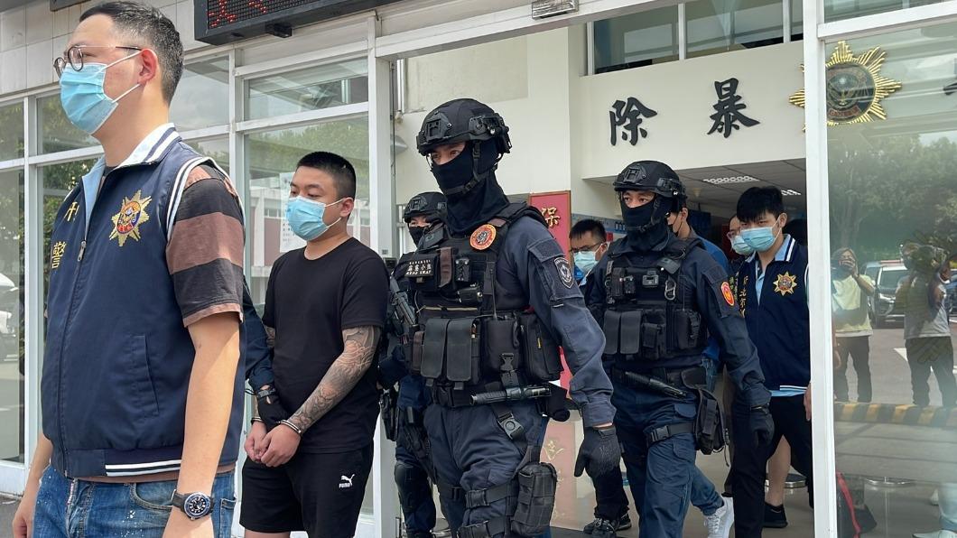 警方今日移送16名人蛇、詐騙集團份子。（圖／TVBS）