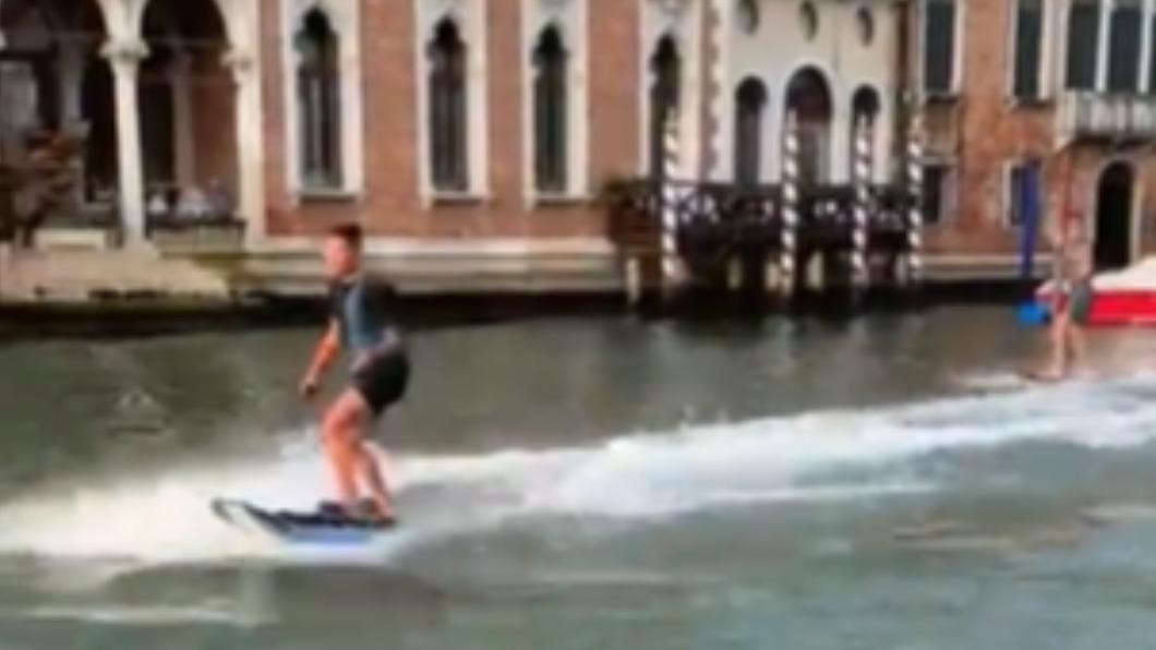 兩名衝浪手現身威尼斯大運河。（圖／翻攝自@LuigiBrugnaro推特）