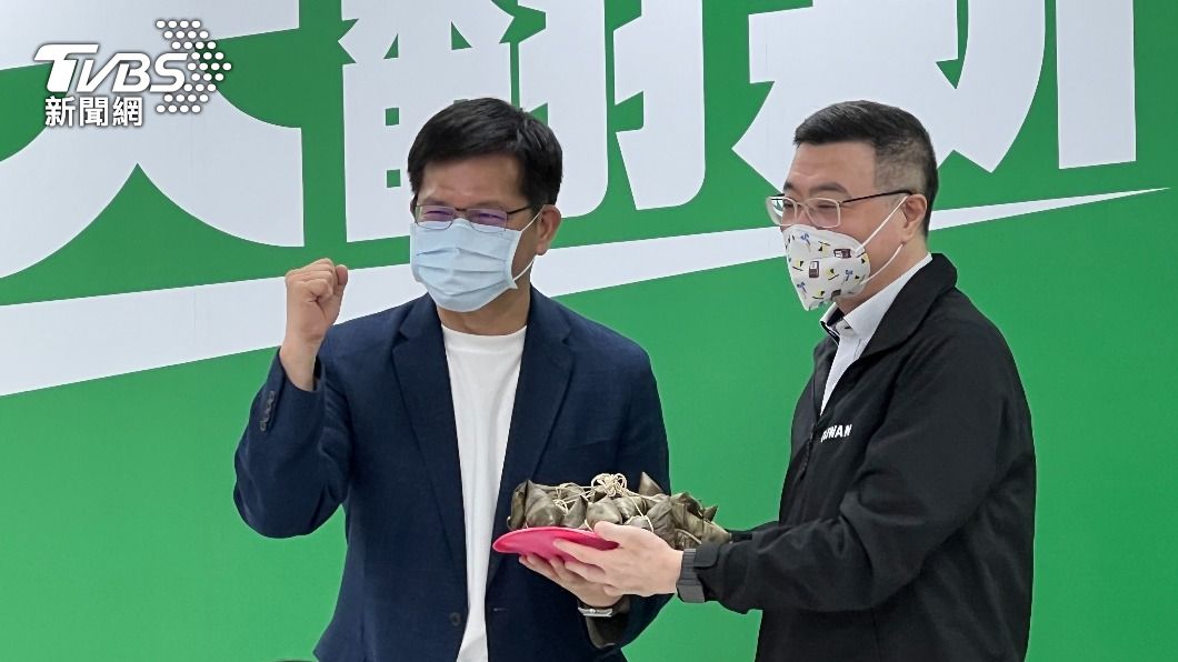前民進黨主席卓榮泰贈送粽子給民進黨新北市長參選人林佳龍。（圖／TVBS）