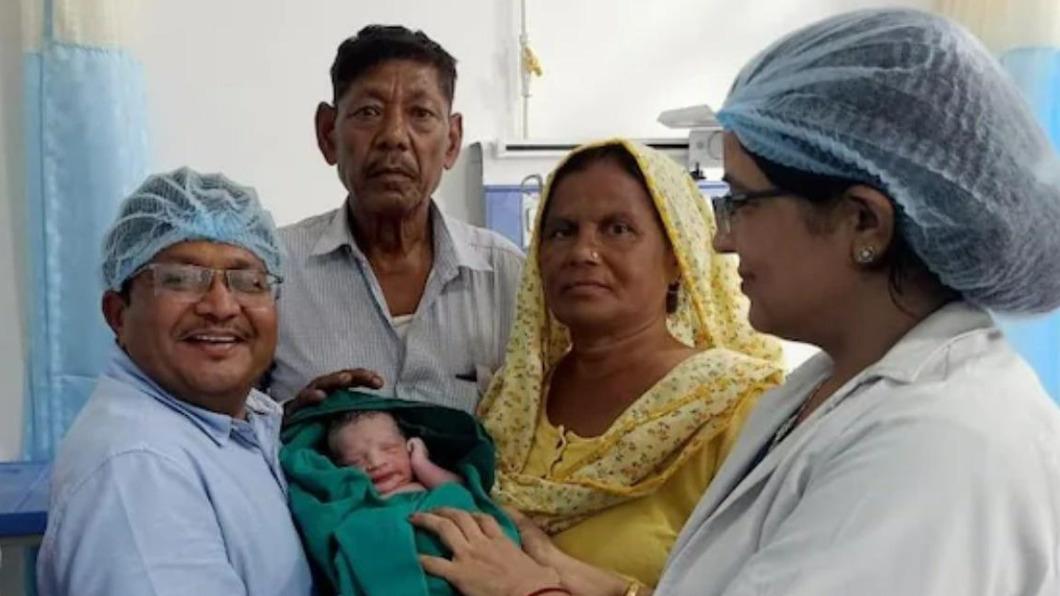 印度70高齡產婦誕下一名健康男嬰。（圖／翻攝自「INDO IVF Test Tube Baby Centre」臉書）