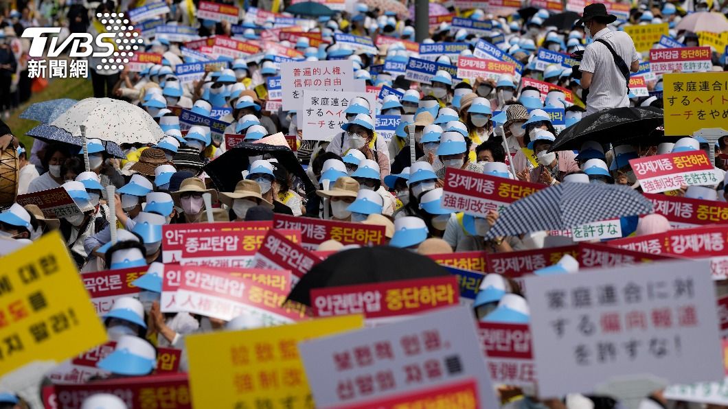 於首爾集會示威的統一教友人數約4000人，他們呼籲尊重宗教自由。（圖／達志影像美聯社）