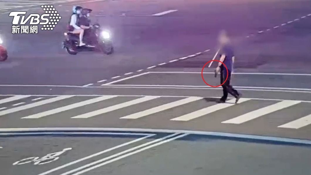 監視器拍下劉男在街頭亮槍。（圖／TVBS）
