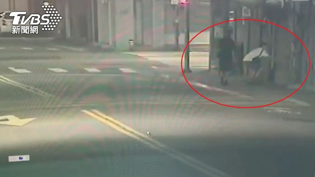 監視器拍下2人在街頭隨機塗鴉的過程。（圖／TVBS）