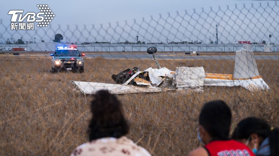 加州沃森維爾市立機場發生2架小飛機空中相撞意外。（圖／達志影像美聯社） 加州2小飛機空中相撞！機身墜毀、殘骸散落　至少2人死