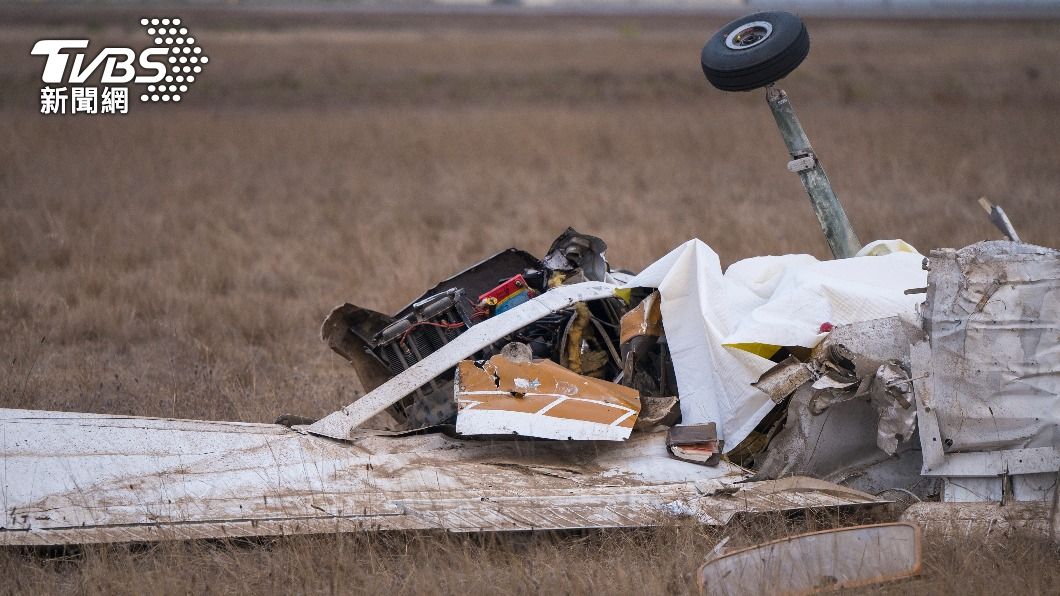 飛機墜毀後支離破碎。（圖／達志影像美聯社） 加州2小飛機空中相撞！機身墜毀、殘骸散落　至少2人死