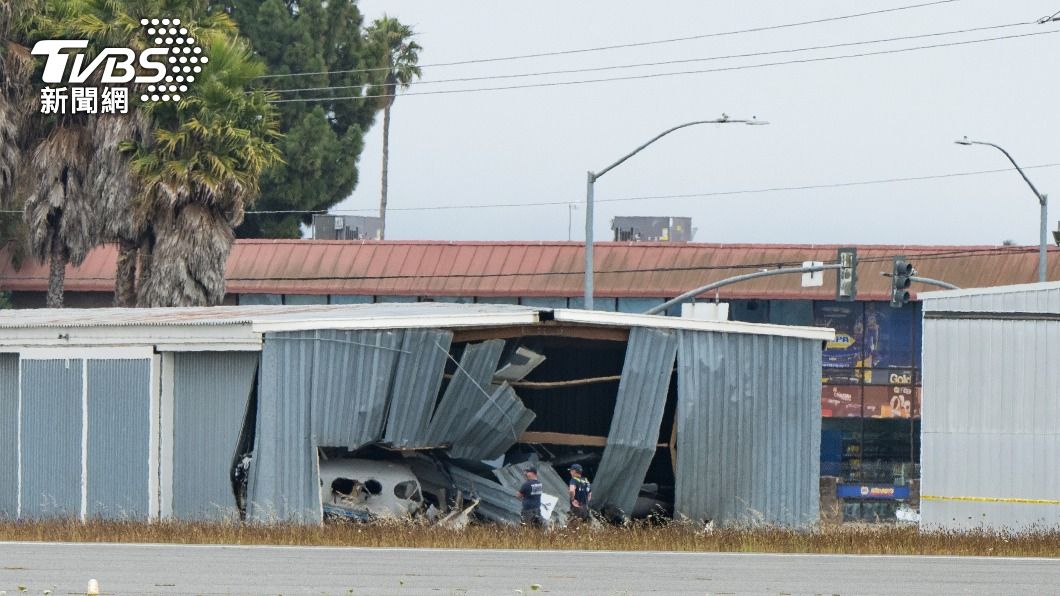 另一架飛機撞入機庫。（圖／達志影像美聯社） 加州2小飛機空中相撞！機身墜毀、殘骸散落　至少2人死