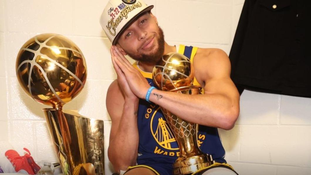 美國職籃（NBA）勇士隊當家球星柯瑞（Stepehen Curry），今年季後賽做出的「洗洗睡」（night! night!）手勢爆紅。（圖／翻攝自推特）