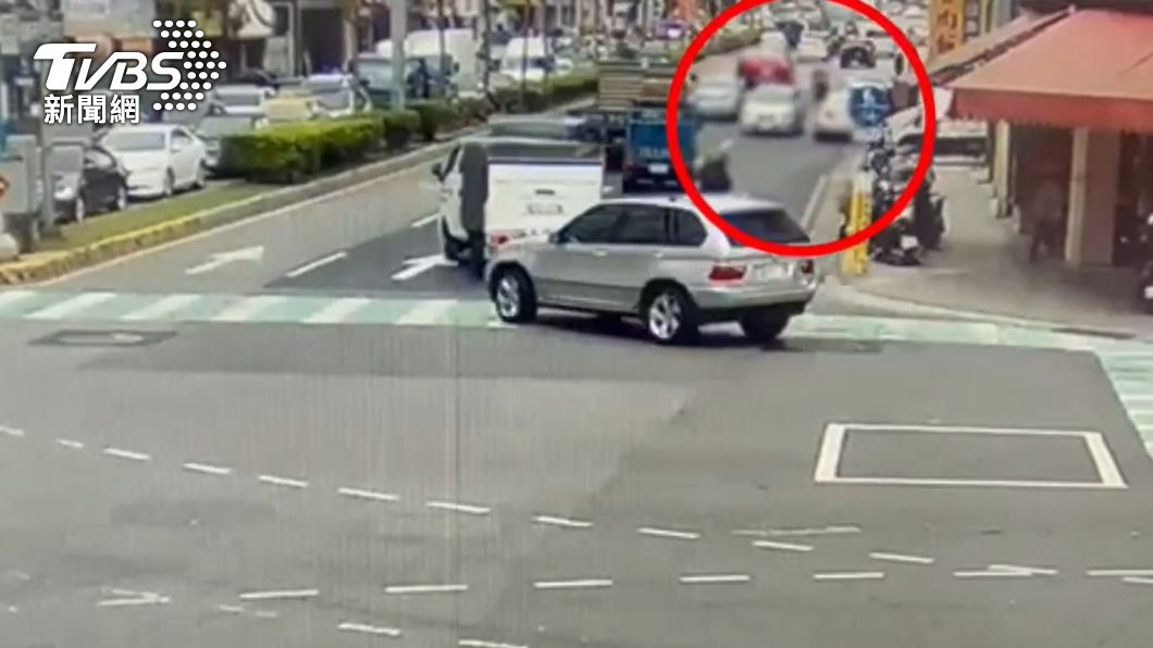 路口監視器拍下小轎車逆向行駛，路過的車輛連忙閃避。（圖／TVBS）