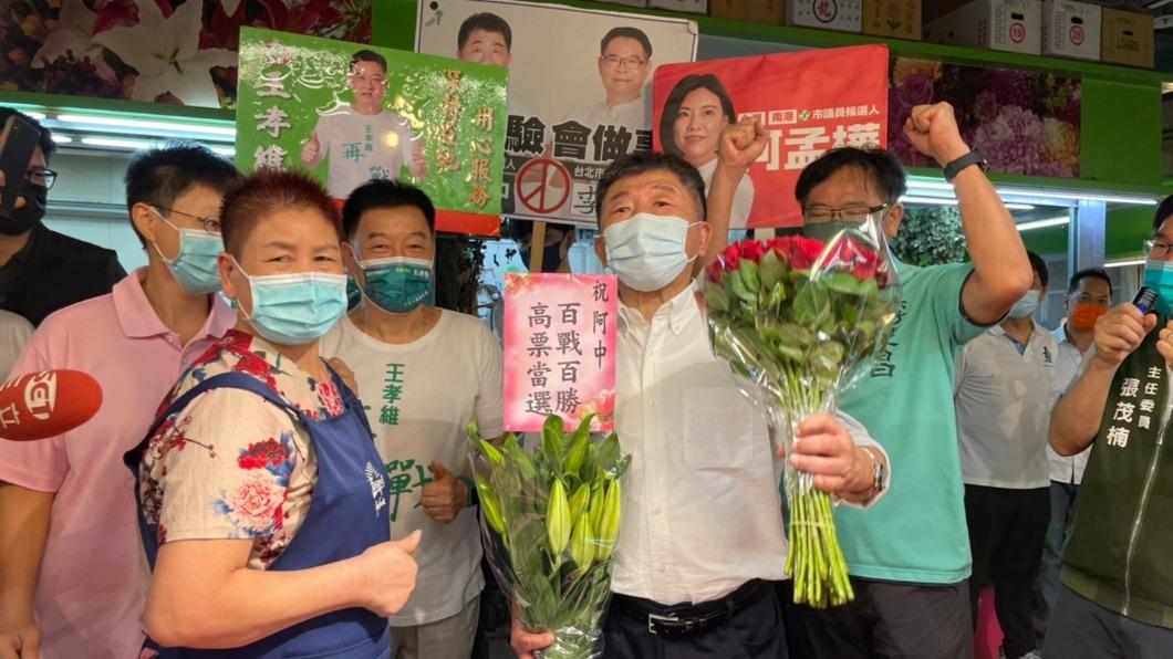民進黨台北市長參選人陳時中今赴內湖花市拜票，還買了紅玫瑰回家送太太。（圖／TVBS）