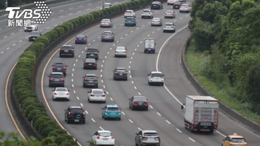 有網友好奇為什麼高速公路內側車道不會像博愛座那樣不敢佔用。（圖／TVBS）