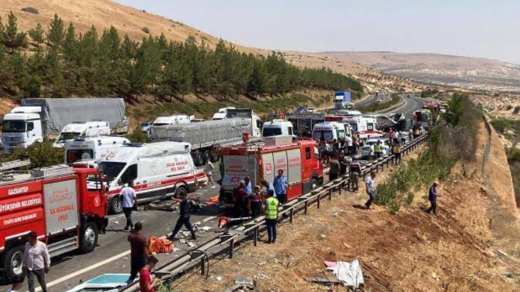 土耳其東南部地區，發生一起涉及公車和救護車的重大交通事故。（圖／翻攝自推特@sahader_ayten）