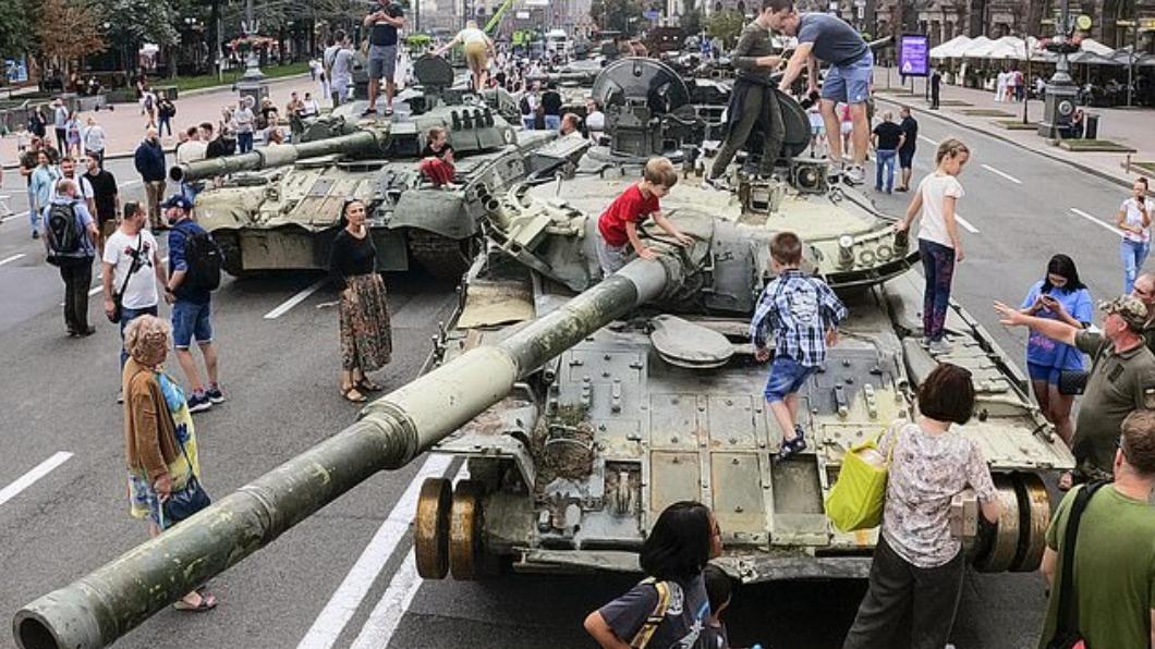 烏國首都基輔（Kyiv）大街上，展出許多俄軍被毀戰車，吸引大批民眾欣賞。（圖／翻攝自每日郵報）