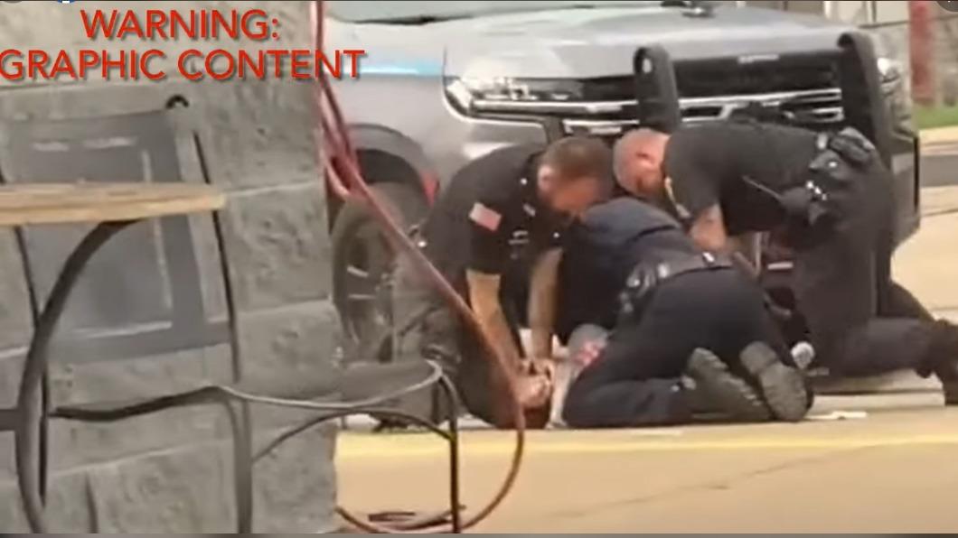 阿肯色州三名警察疑似過度執法的影片在社群曝光。（圖/翻攝自臉書粉專）