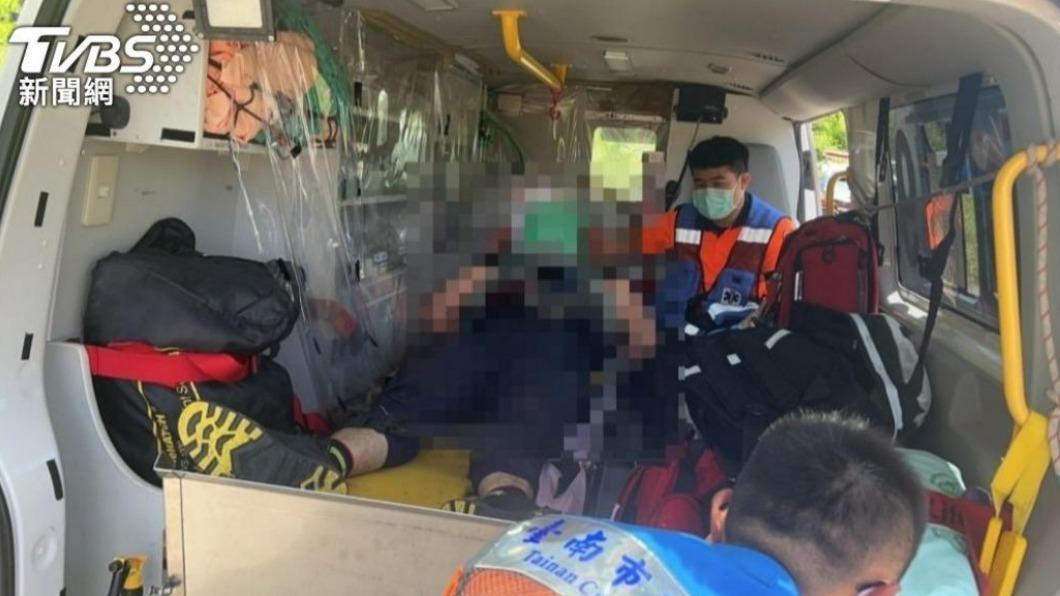 台南稍早傳出2名警員執勤中遭遇歹徒攻擊，2員送醫後不治。（圖／TVBS）