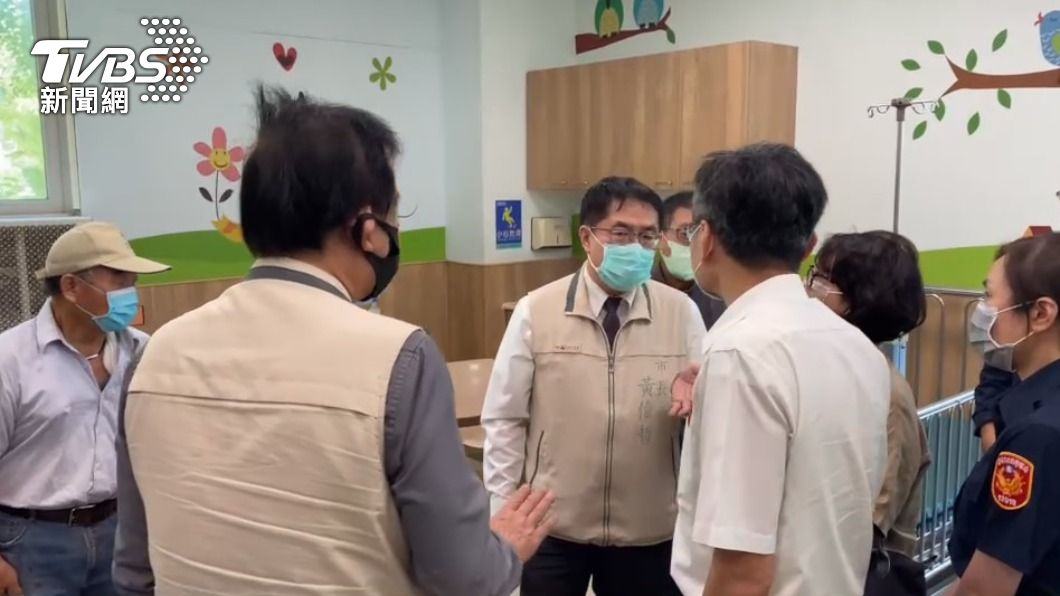 台南市長黃偉哲前往醫院探視。（圖／TVBS）