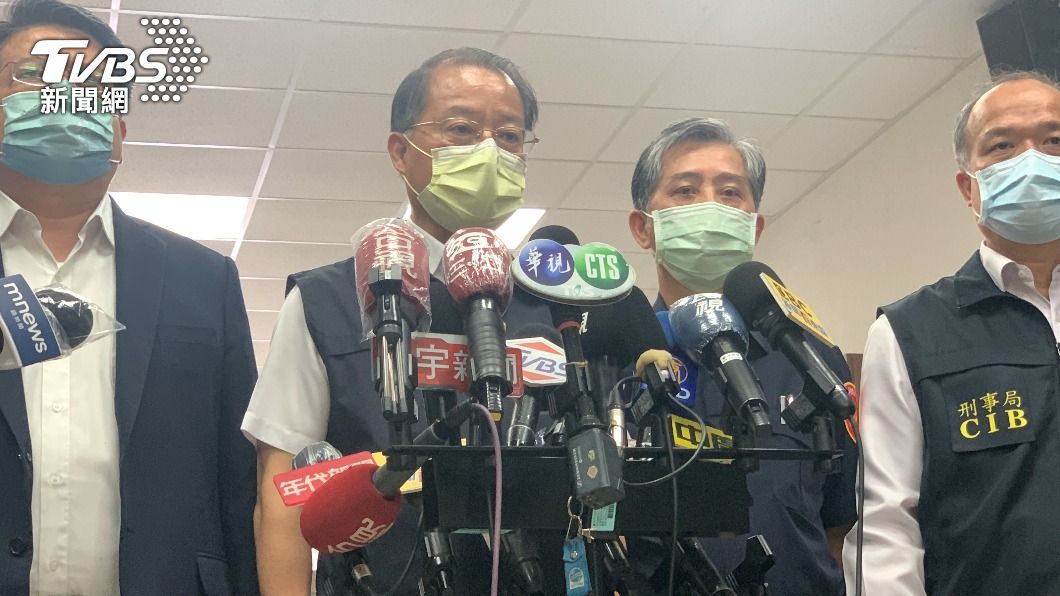 警政署長黃明昭抵台南第三警分局說明案情。（圖／TVBS）
