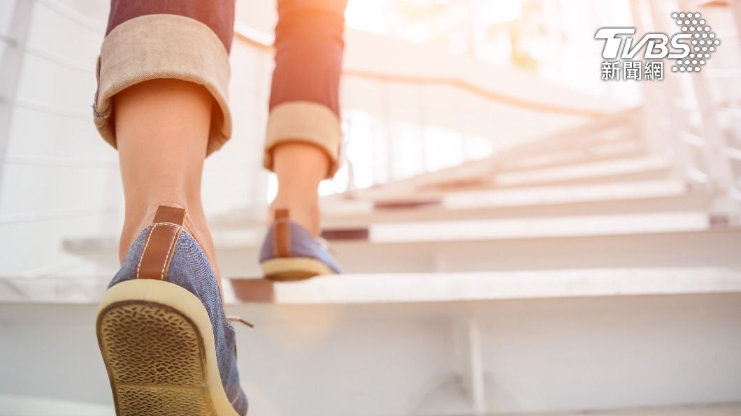 比起慢跑，「爬樓梯」增加的大腦血氧量可以抵消大腦關鍵區的腦容量損失。（示意圖／shutterstock達志影像）