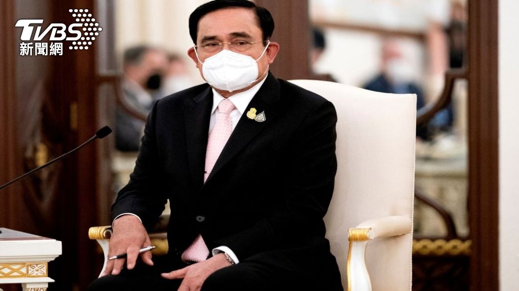 泰國國會反對派171名議員周一（23日）向憲法法院提交聯署釋憲案，要求法院裁定是否終止總理帕拉育的任期。（圖／路透社）