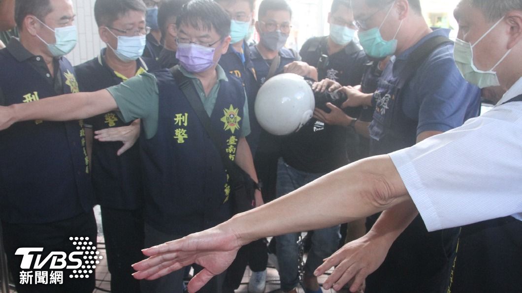 凶嫌林姓男子（戴白色安全帽者），上午被帶回台南市第三警分局偵辦。（圖／中央社）