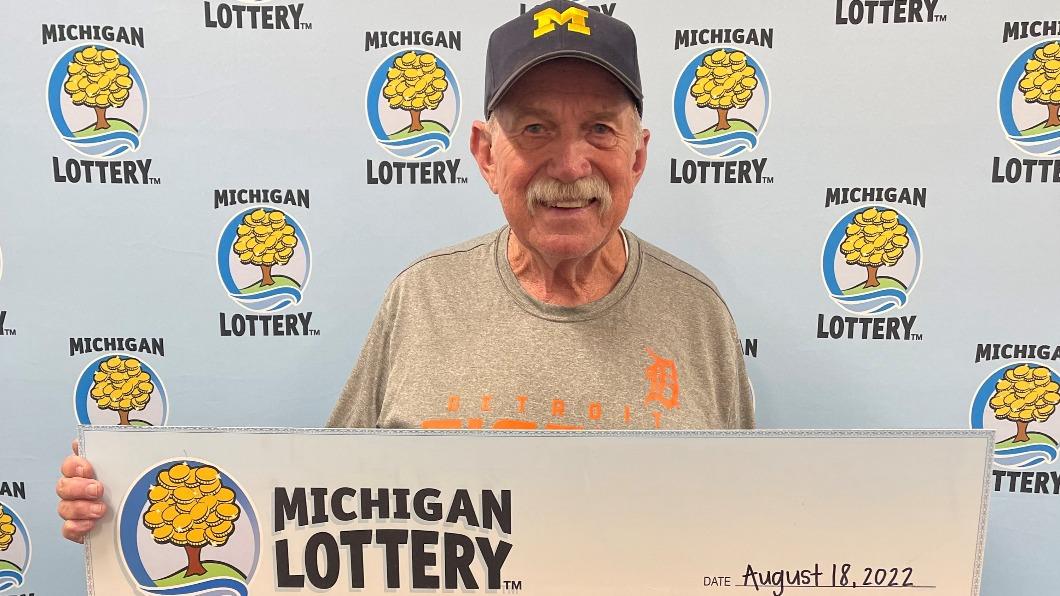 美國密西根州78歲的老翁張伯倫開心中大樂透頭獎。（圖／翻攝自Michigan Lottery 推特 @MILottery）