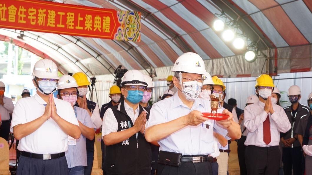 台北市長柯文哲今天出席錦州街基地公共住宅新建工程上梁典禮並受訪。（圖／北市府提供）