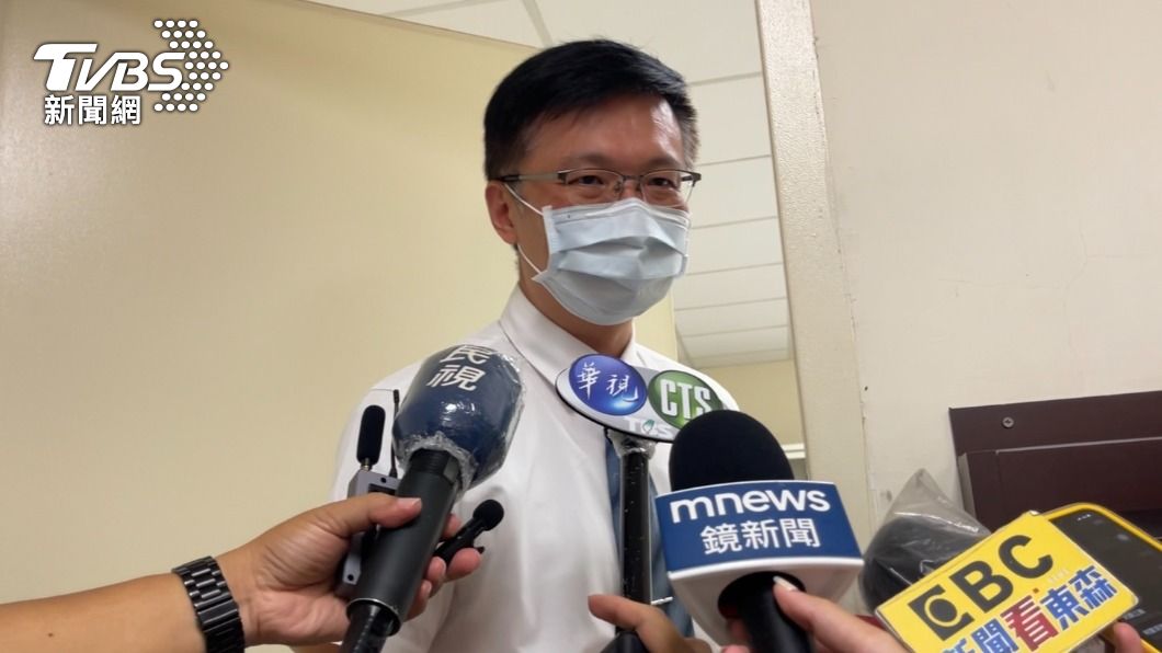 台南地檢署檢察官會同法醫，前往殯儀館相驗員警遺體。（圖／TVBS）