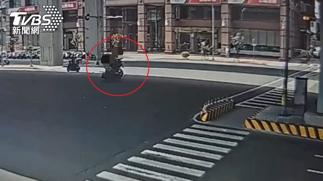 婦人違規右轉遭對向車輛撞上，驚險場景全被拍下。（圖／TVBS）