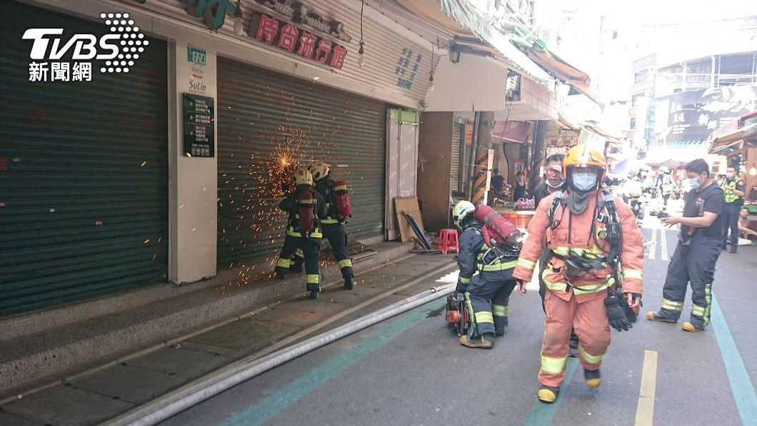 三重公寓傳火警，大批警消到場搶救。（圖／TVBS）