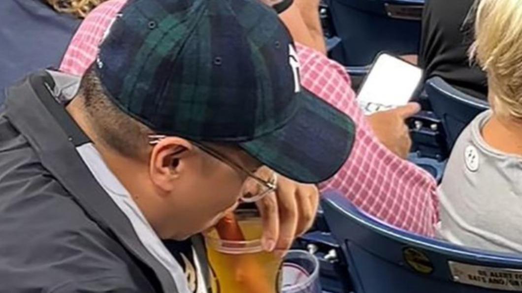 美國職棒（MLB）一名紐約洋基球迷，「把熱狗當吸管」暢飲啤酒。（圖／翻攝自推特）