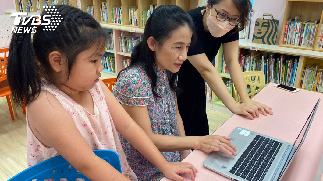 温櫻美老師（中）善於透過數位學習工具，與孩子開創更多課程外的學習靈感激發 （圖/學習吧）