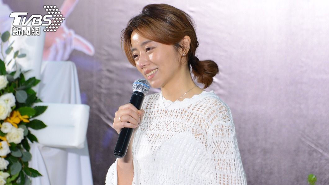 王瞳「身形暴瘦」穿白洋裝憔悴現身 淚送愛夫艾成最後一程│TVBS新聞網