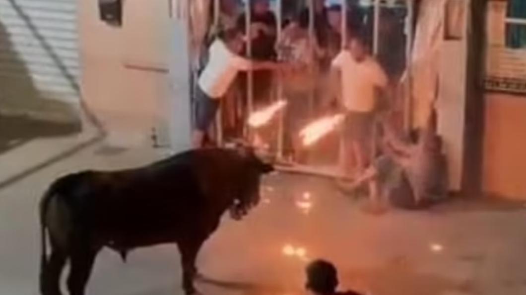 西班牙瓦倫西亞瓦拉達鎮（Vallada）的「toro embolado」奔牛活動發生意外，一名男子慘遭公牛撞擊身亡。（圖／翻攝自每日郵報）