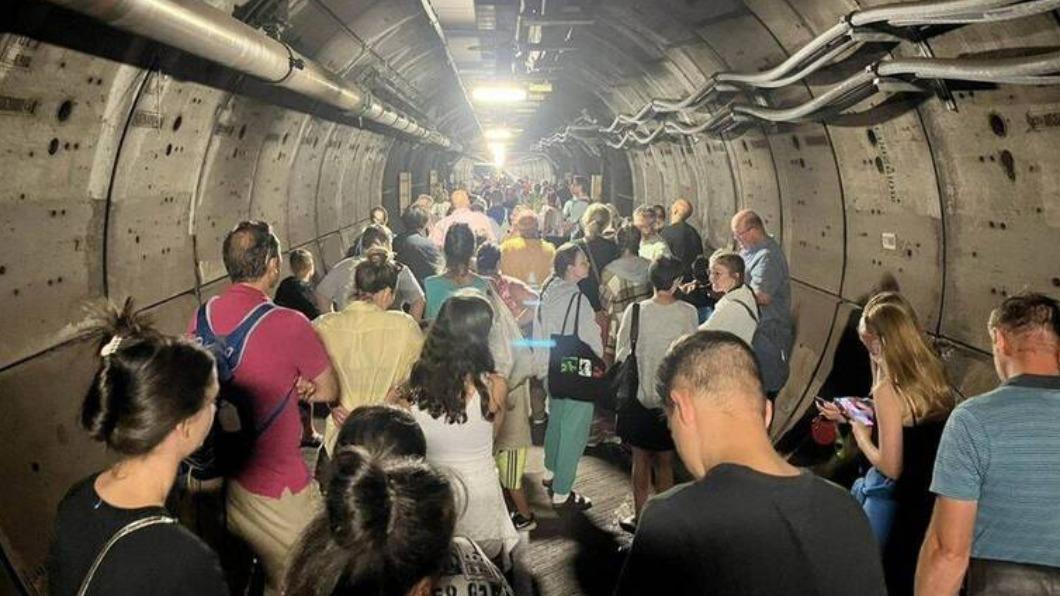 英法海底隧道（Channel Tunnel）23日傳出列車拋錨，數百名旅客慘被困「五小時」。（圖／翻攝自BBC）